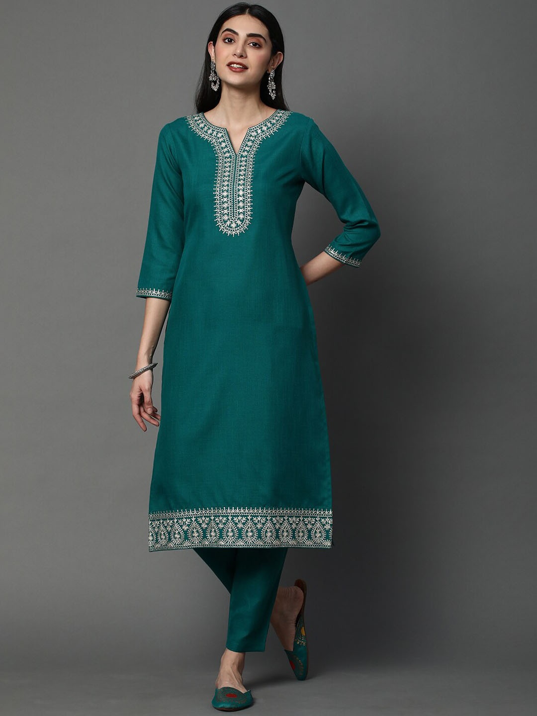 

HEEPOSH Floral Embroidered Regular Thread Work Kurta & Trousers With Dupatta, Teal