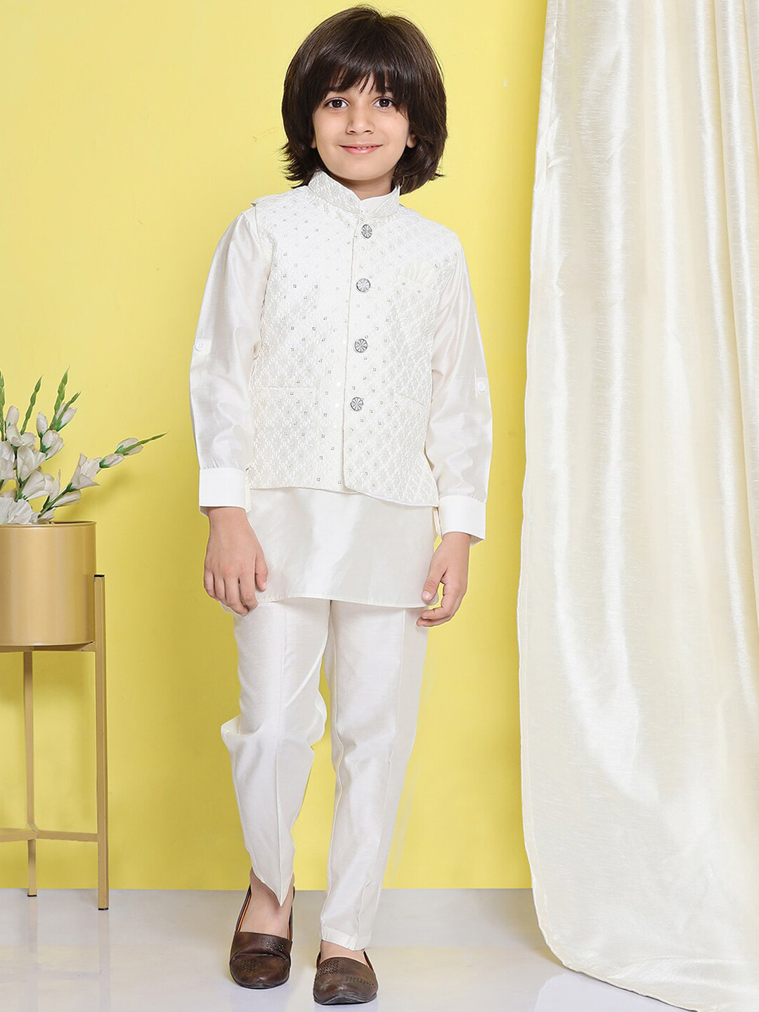 

Aj DEZInES Boys Woven Design Sequinned Regular Kurta with Trousers, White
