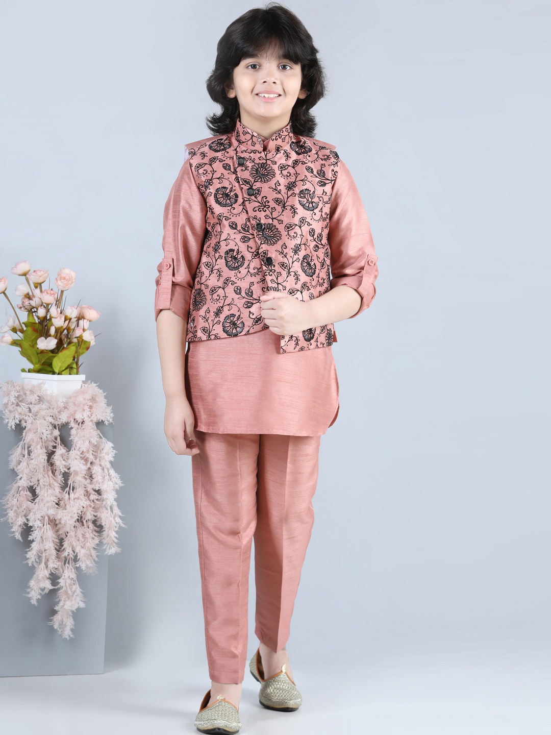 

Aj DEZInES Boys Band Collar Embroidered Kurta With Pyjamas & Nehru Jacket, Peach