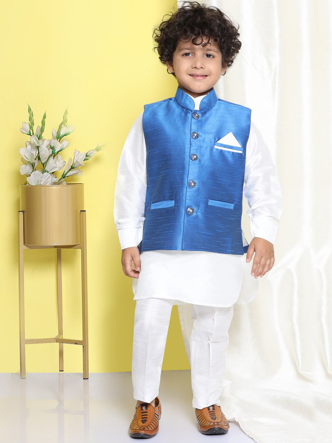 

Aj DEZInES Boys Band Collar Regular Raw Silk Kurta With Pyjamas, White