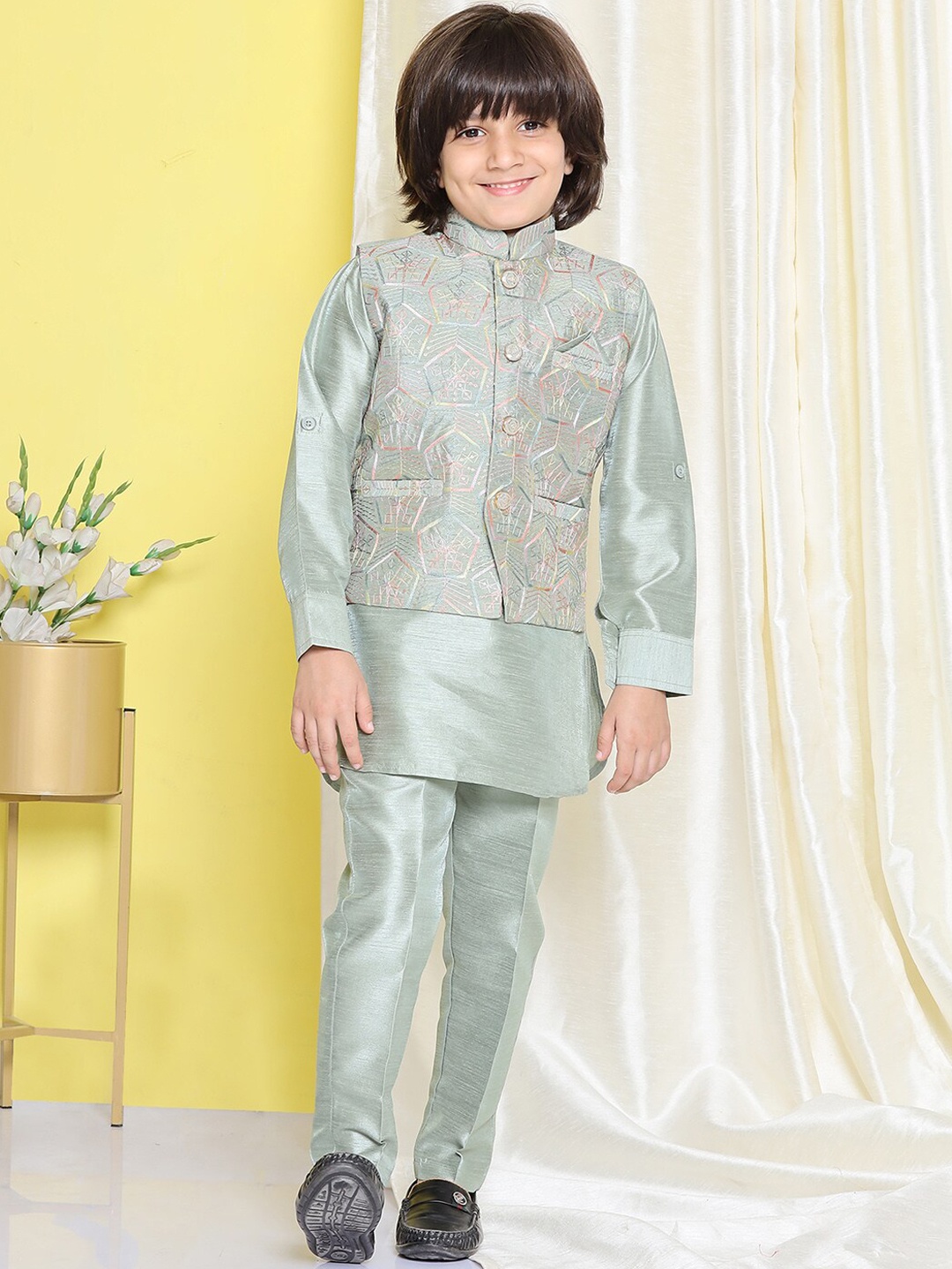 

Aj DEZInES Boys Band Collar Kurta With Trousers & Waistcoat, Green