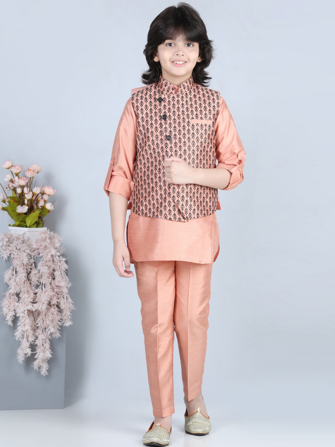 

Aj DEZInES Boys Band Collar Kurta with Pyjamas & Waistcoat, Peach