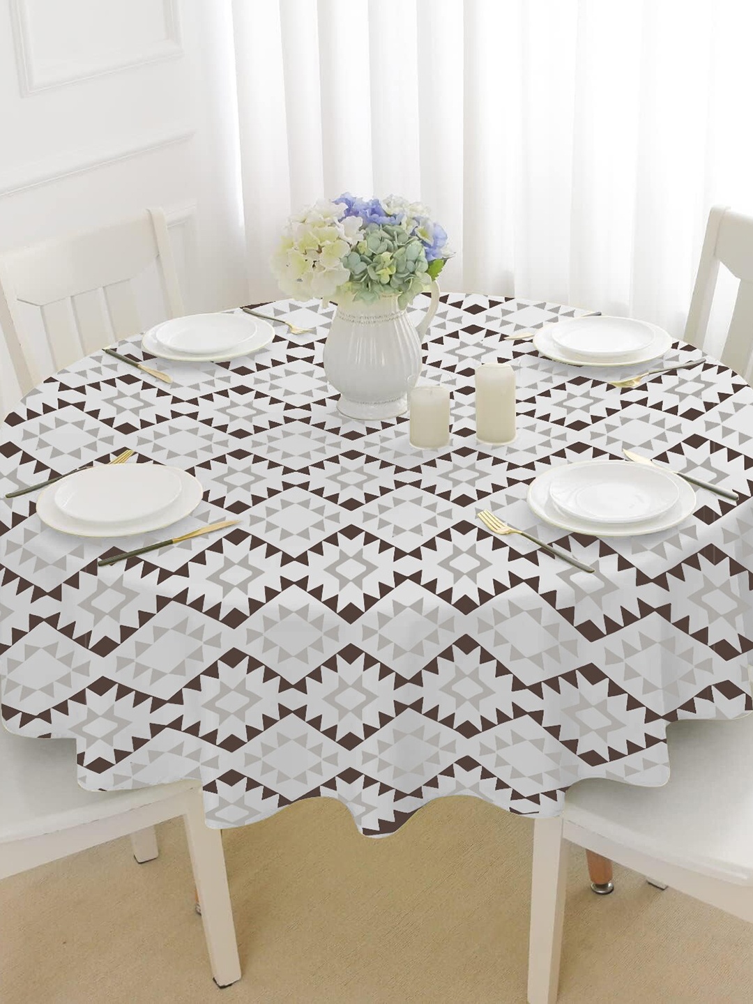 

Lushomes White & Black Geometric Printed 4 Seater Table Cover
