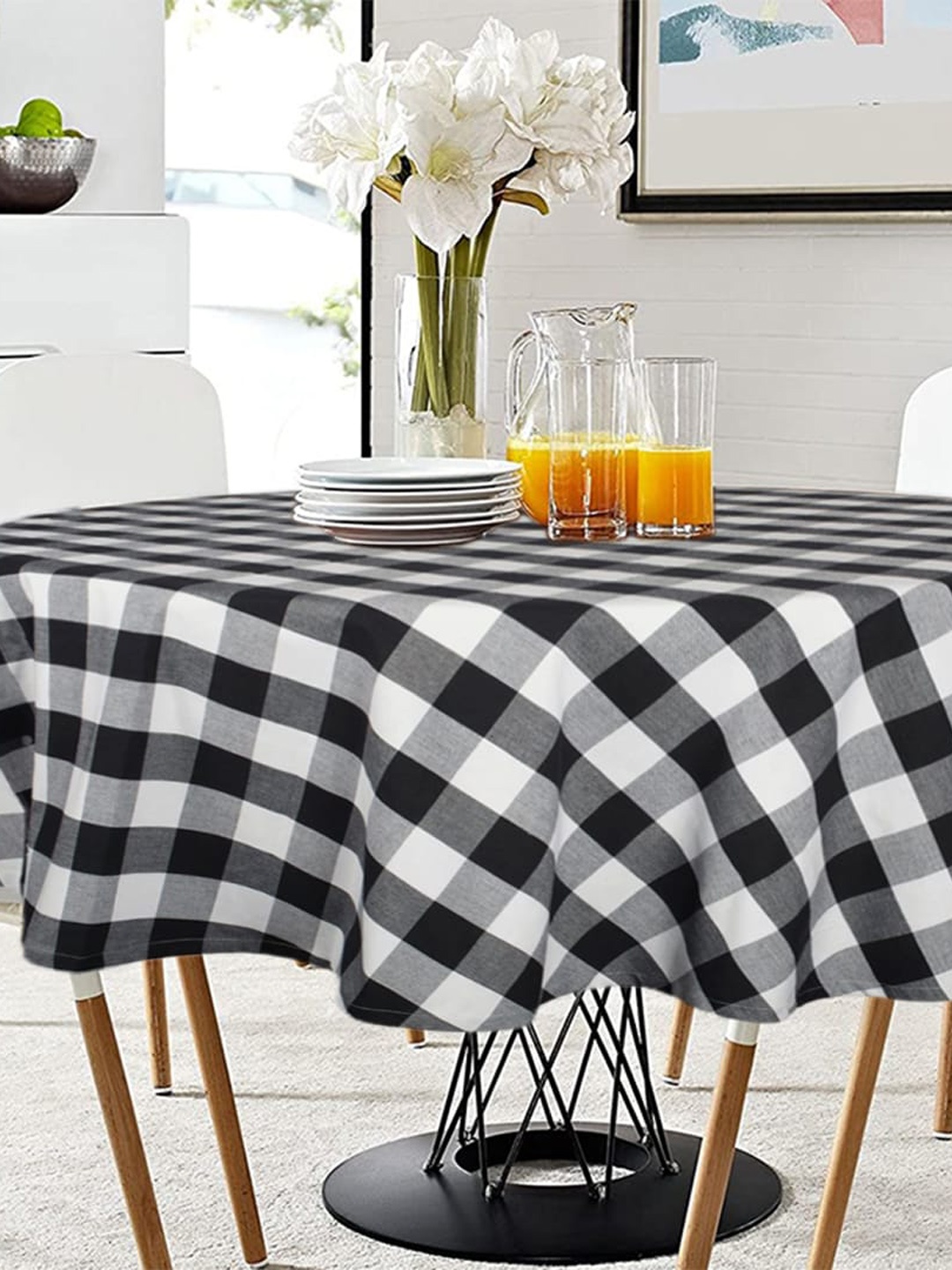 

Lushomes Black & White Checked 2 Seater Round Table Cover