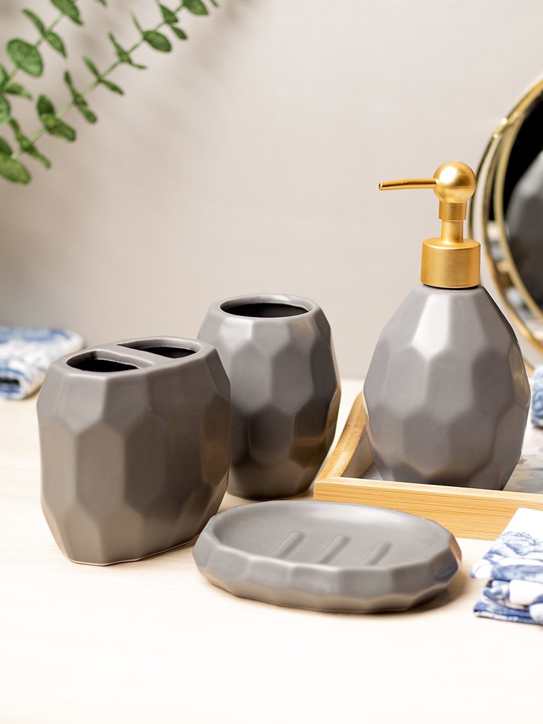 

MARKET99 4 Pcs Grey Textured Bath Accessories Set