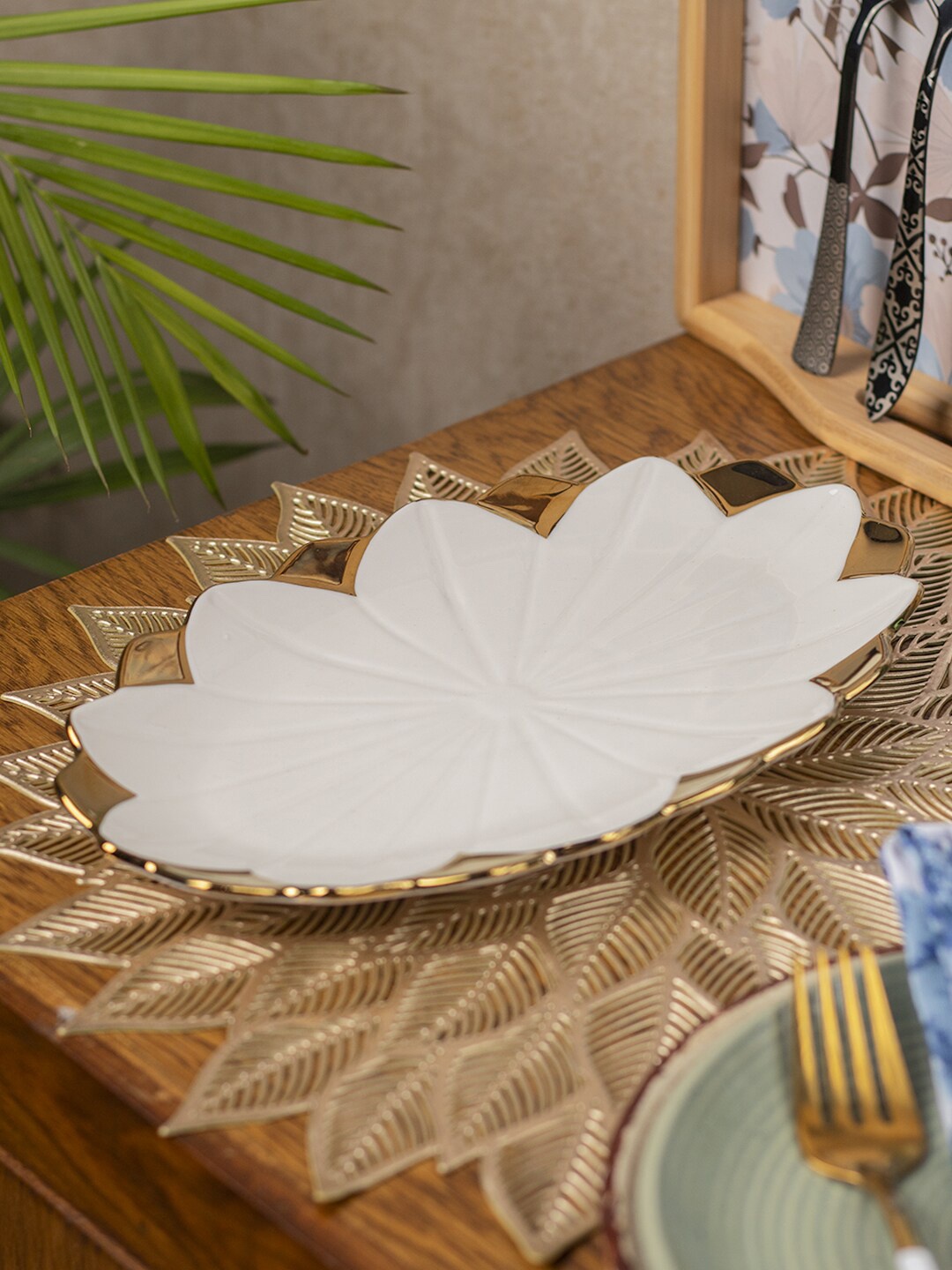 

MARKET99 Antique Off-White & Gold Toned Ceramic Oval Serving Dish