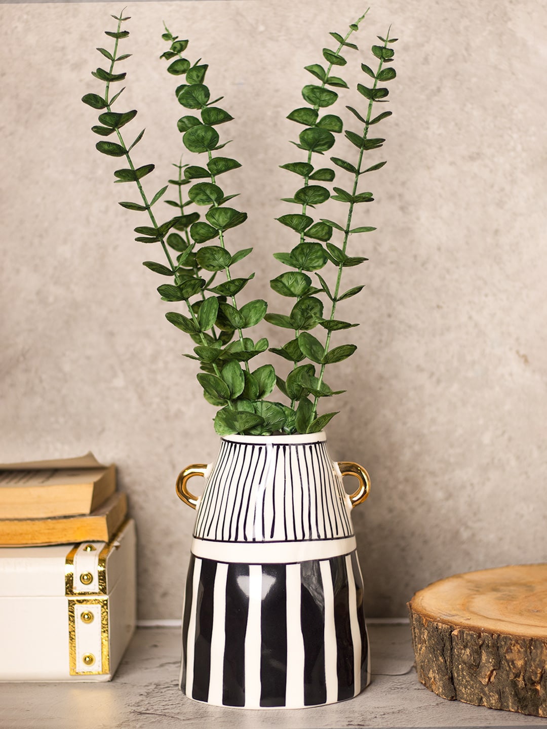 

MARKET99 Black & White Ribbed Design Ceramic Vase
