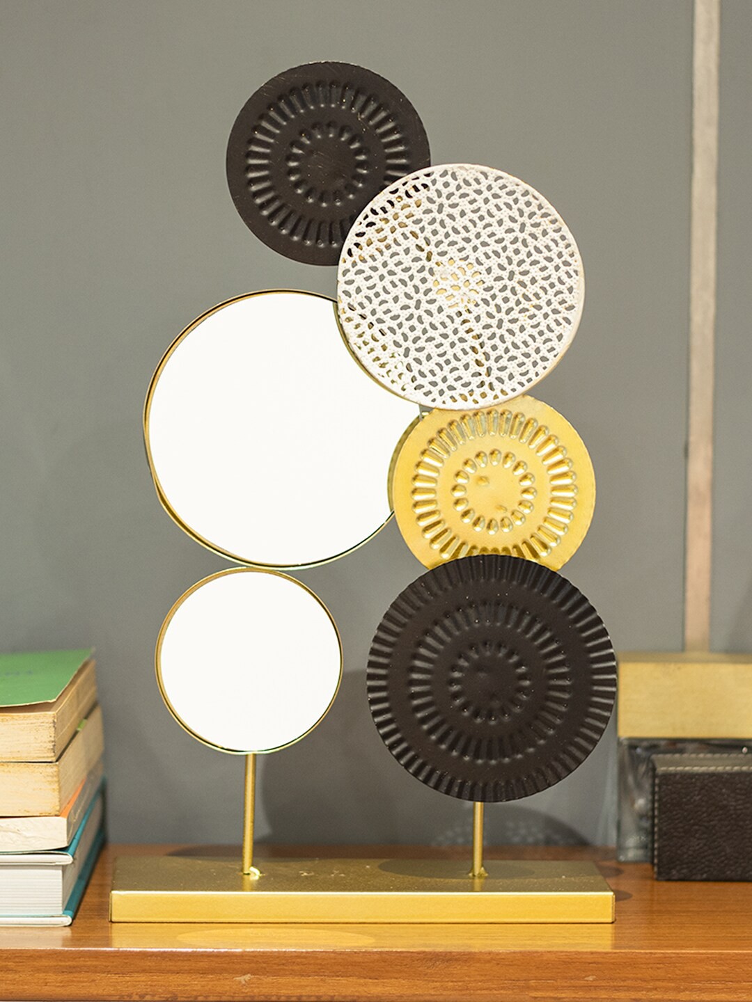 

MARKET99 Black & White Table Decorative Showpieces