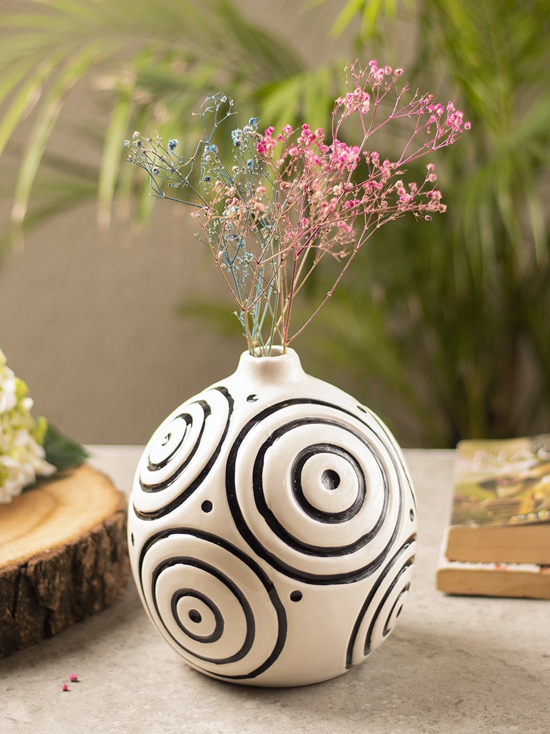 

MARKET99 Black & White Printed Ceramic Round Vase
