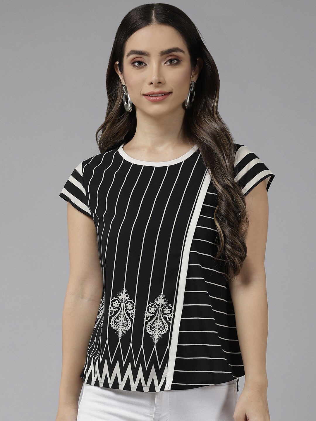 

BAESD Geometric Striped Extended Sleeves Top, Black