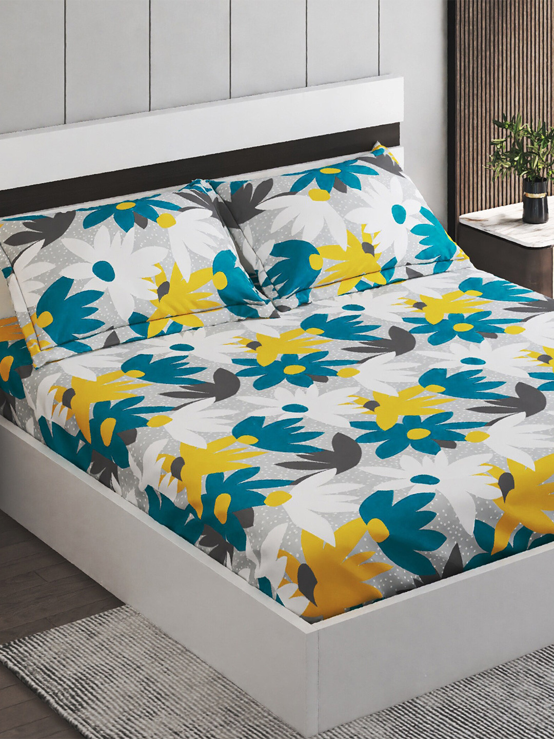 

Home Centre Fiesta Grey & White Floral 130 TC King Bedsheet With 2 Pillow Covers