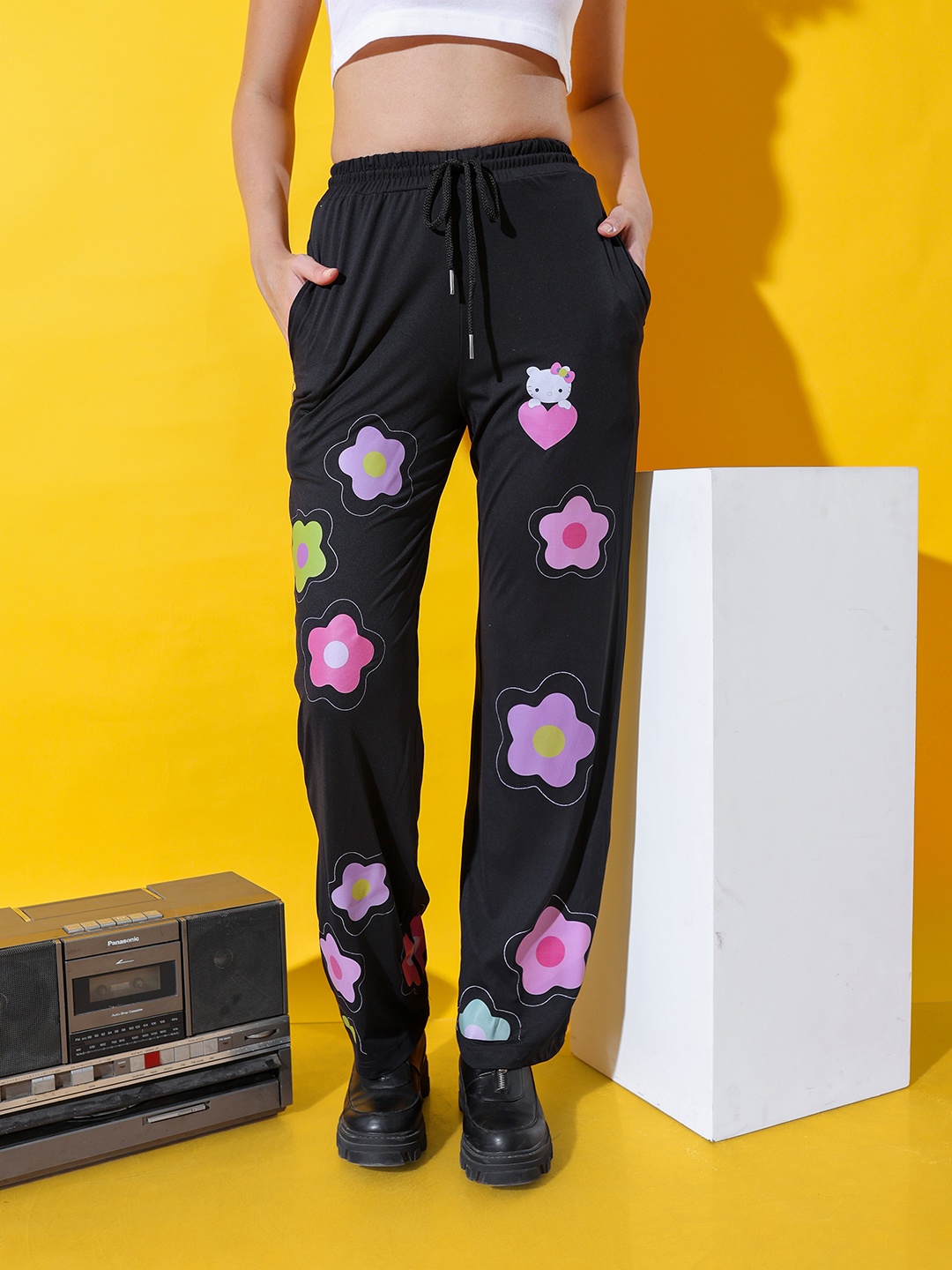 

Stylecast X Hersheinbox Women Floral Printed Straight Fit Trousers, Black