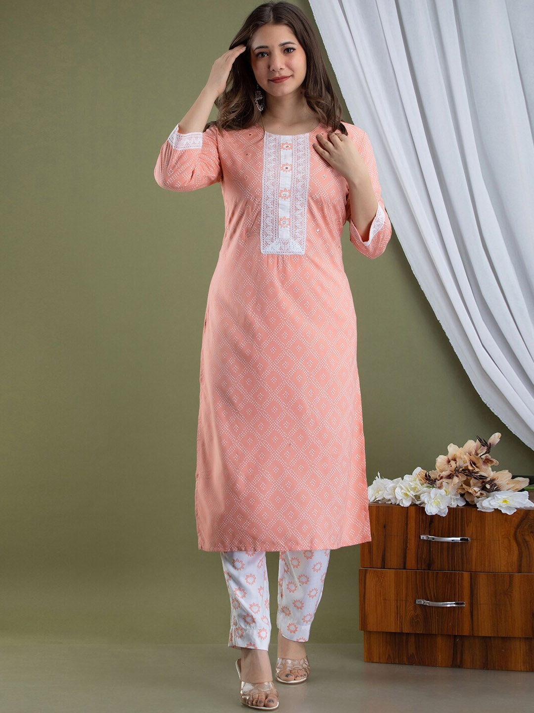 

FERANOID Bandhani Yoke Design Kurta With Trousers & With Dupatta, Peach