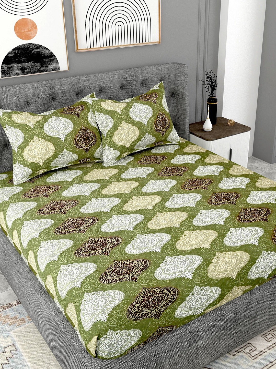 

Lali Prints Green & White Printed Cotton 180 TC King Bedsheet With 2 Pillow Covers