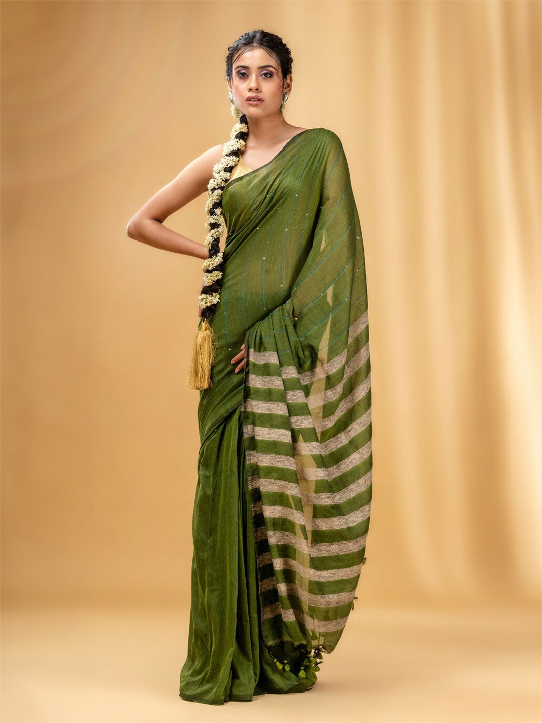 

Charukriti Woven Design Pure Cotton Saree, Green