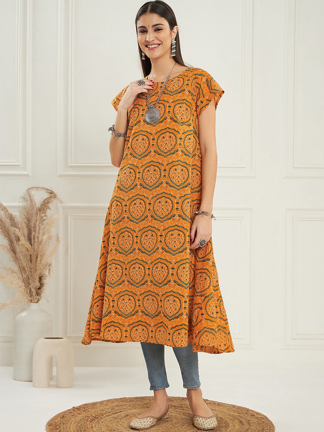 

InWeave Yellow Ethnic Motifs Printed Cap Sleeve Regular Kurta