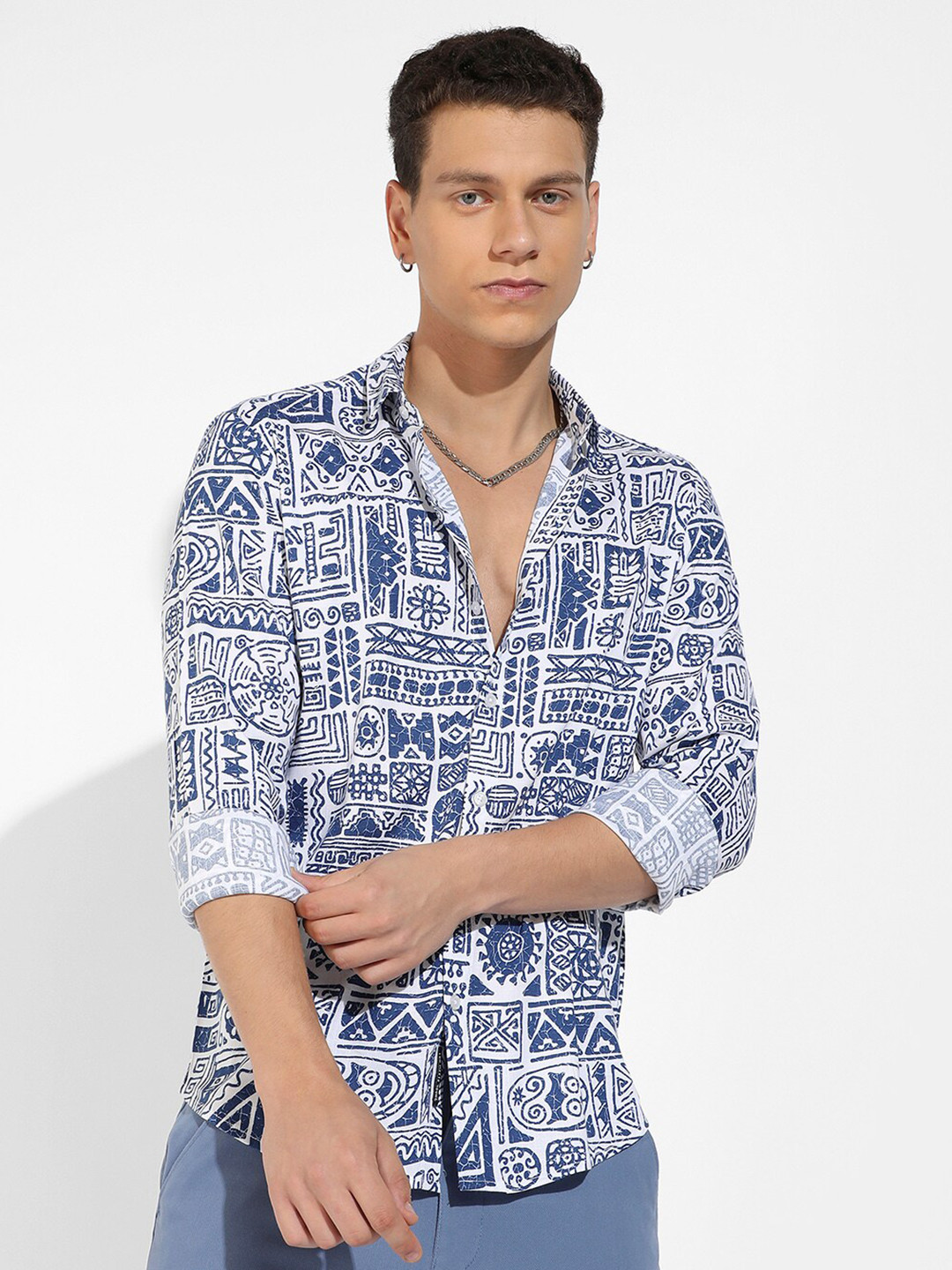 

Campus Sutra White & Blue Classic Ethnic Motifs Printed Cotton Casual Shirt