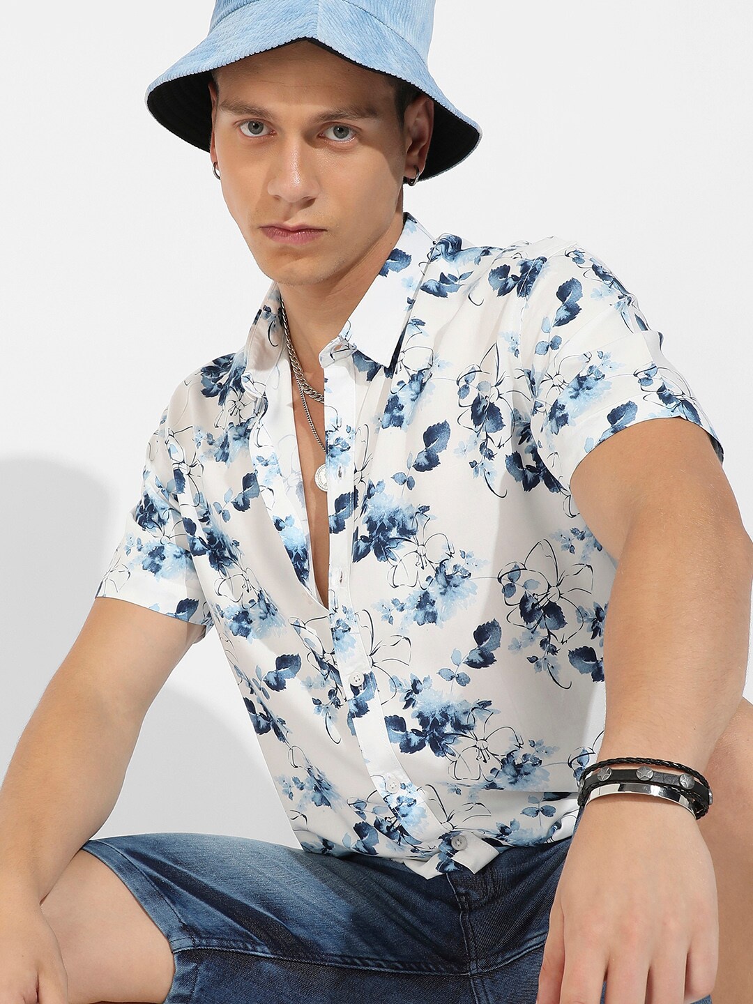 

Campus Sutra White & Blue Classic Floral Printed Casual Shirt