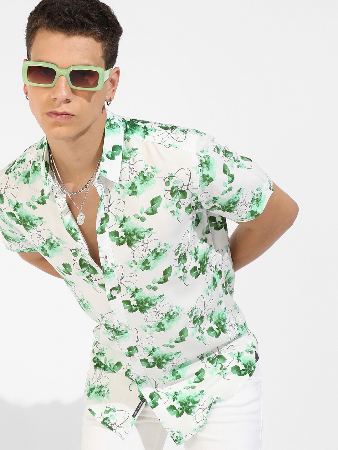Campus Sutra White & Green Classic Floral Printed Casual Shirt