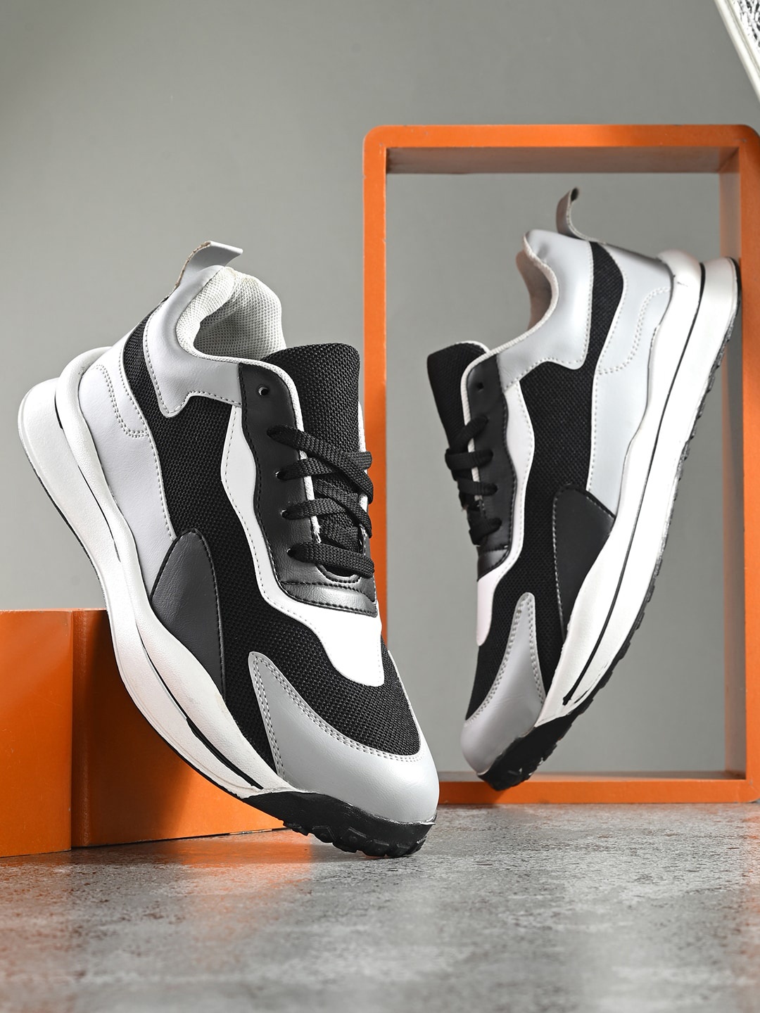 

Roadster Men White & Grey Colorblocked Lightweight Sneakers