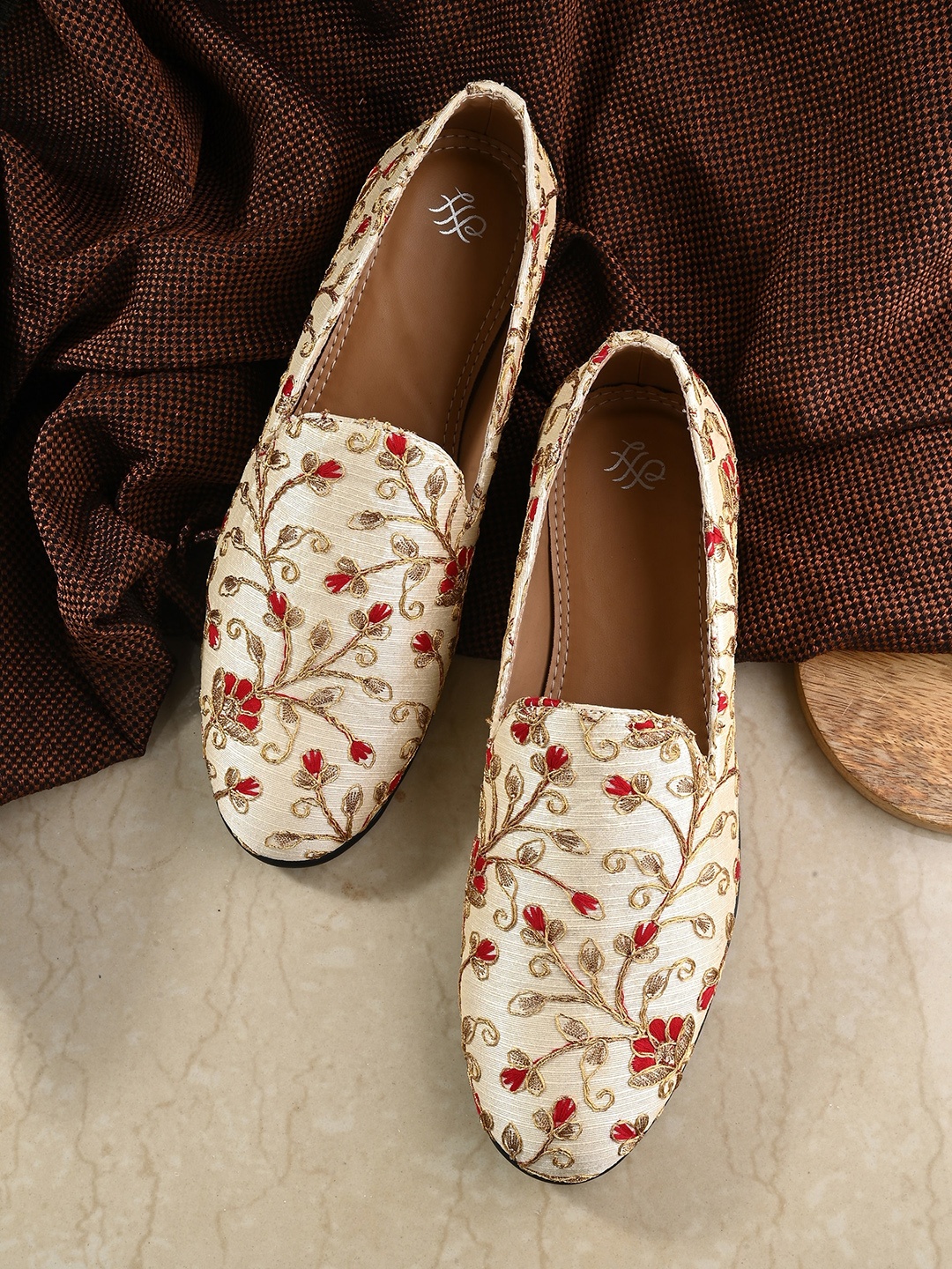 

House of Pataudi Men Embroidered Lightweight Slip On Mojaris, Beige