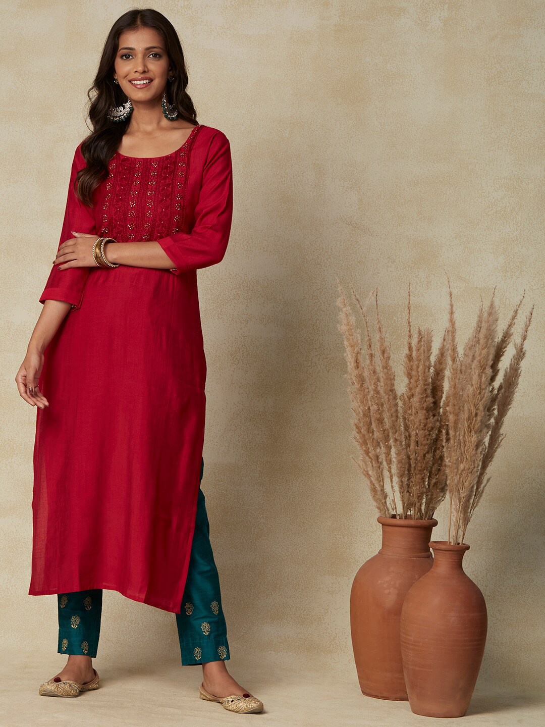 

FASHOR Floral Embroidered Round Neck Straight Kurta, Red