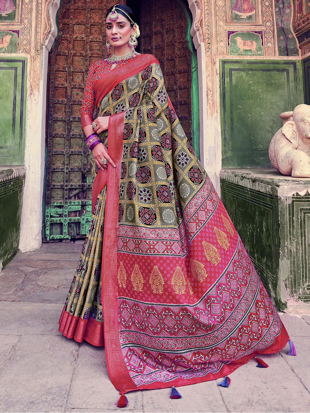 

Mitera Grey & Pink Bandhani Zari Silk Blend Bandhani Saree