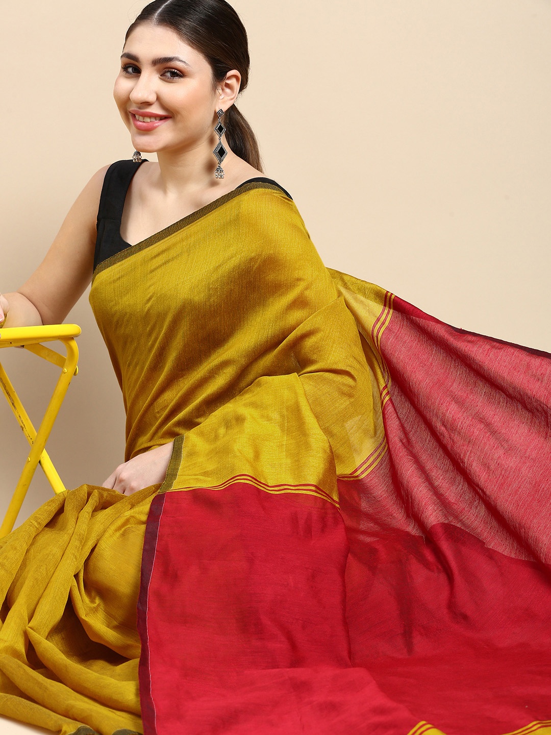 

DESH BIDESH Ghicha Cotton Colourblocked Saree, Red