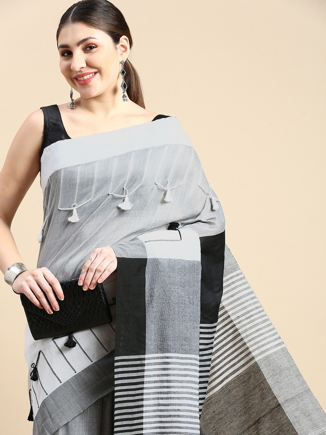 

DESH BIDESH Colourblocked Pure Cotton Taant Saree, White