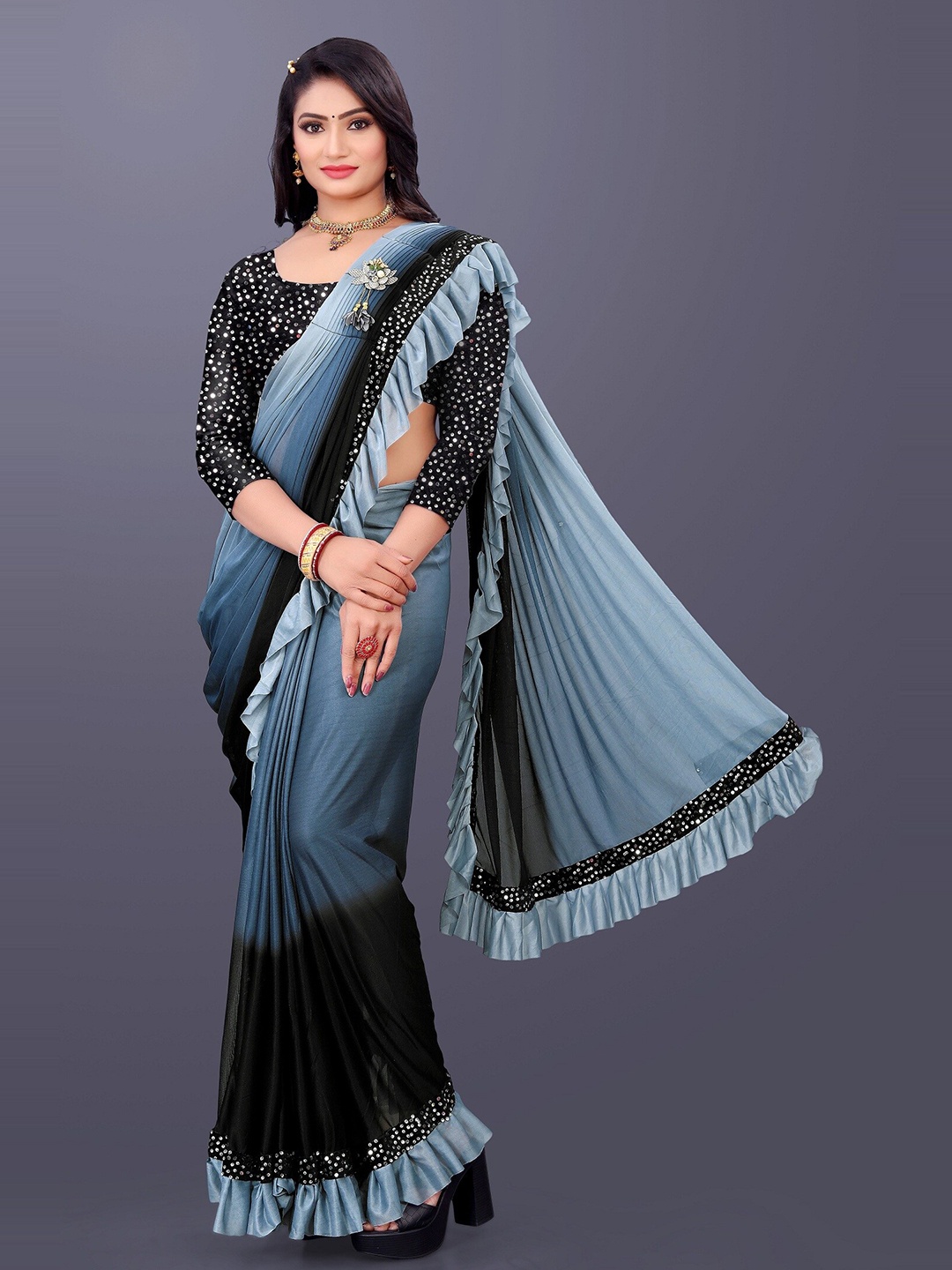 

APNISHA Colourblocked Sequinned Saree, Grey