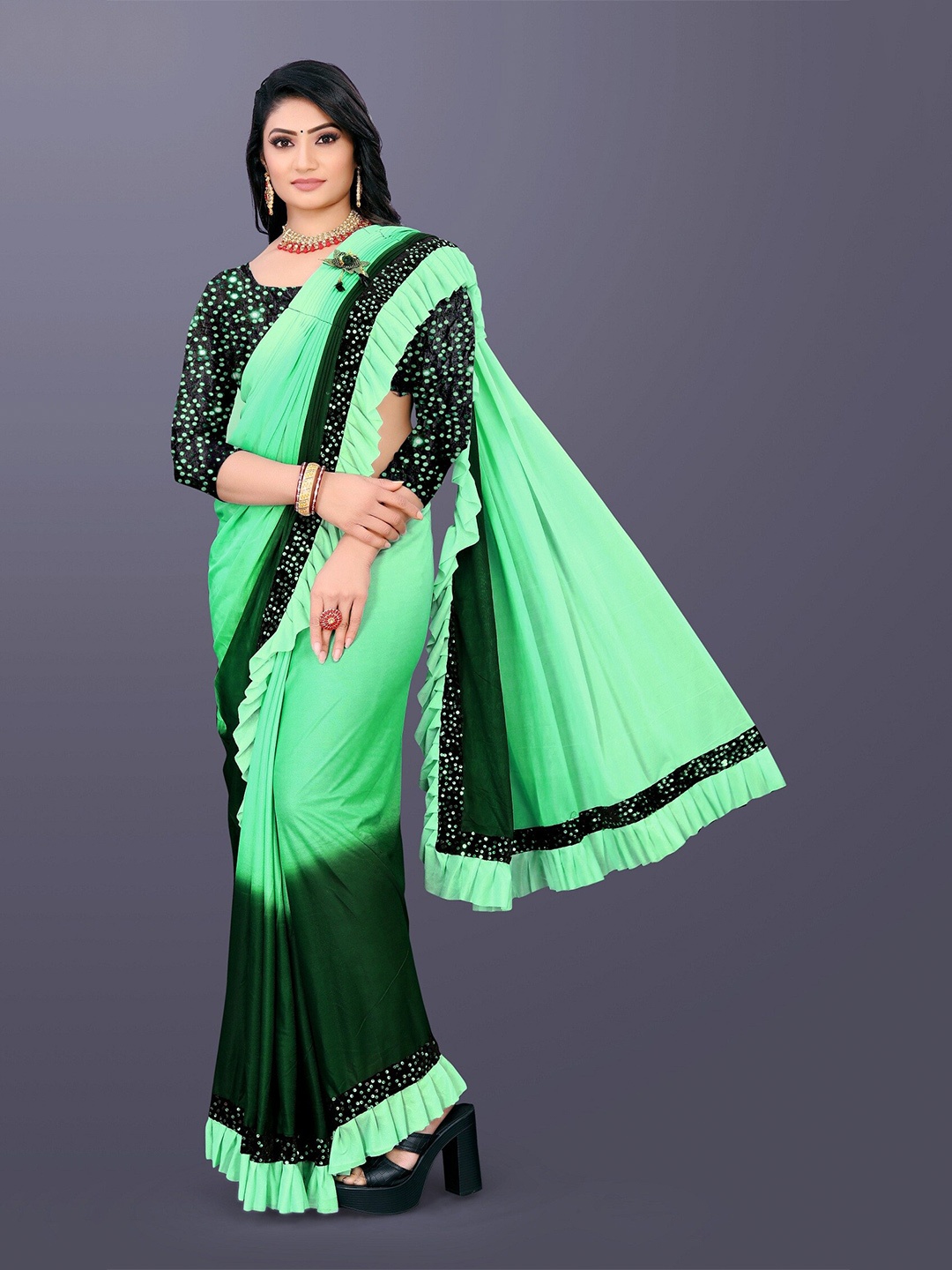 

APNISHA Colourblocked Sequinned Saree, Green