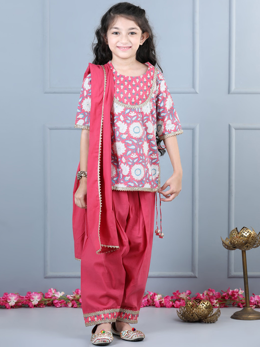 

AWW HUNNIE Girls Floral Printed Pure Cotton Kurti With Salwar & Dupatta, Peach