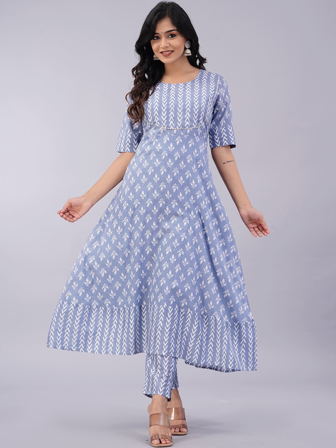 

Sanganeri Kurti Floral Printed Gotta Patti Kurta With Trousers, Blue