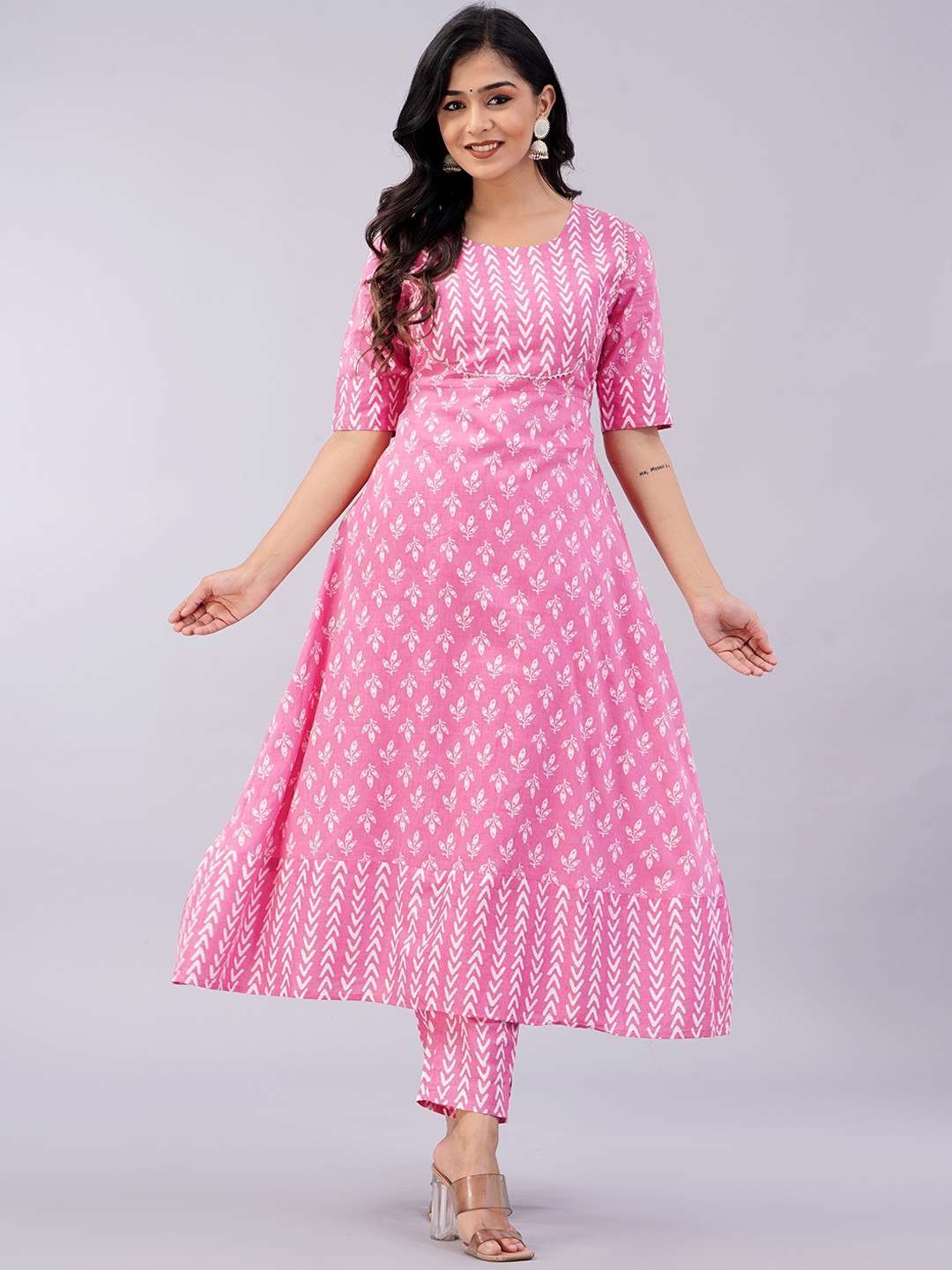 

Sanganeri Kurti Floral Printed Gotta Patti Kurta With Trousers, Pink