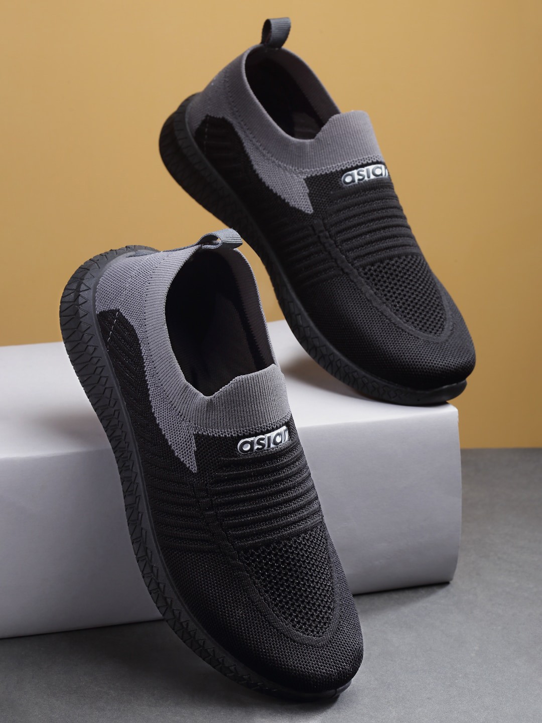 

ASIAN Men Textured Lightweight Slip-On Sneakers, Black