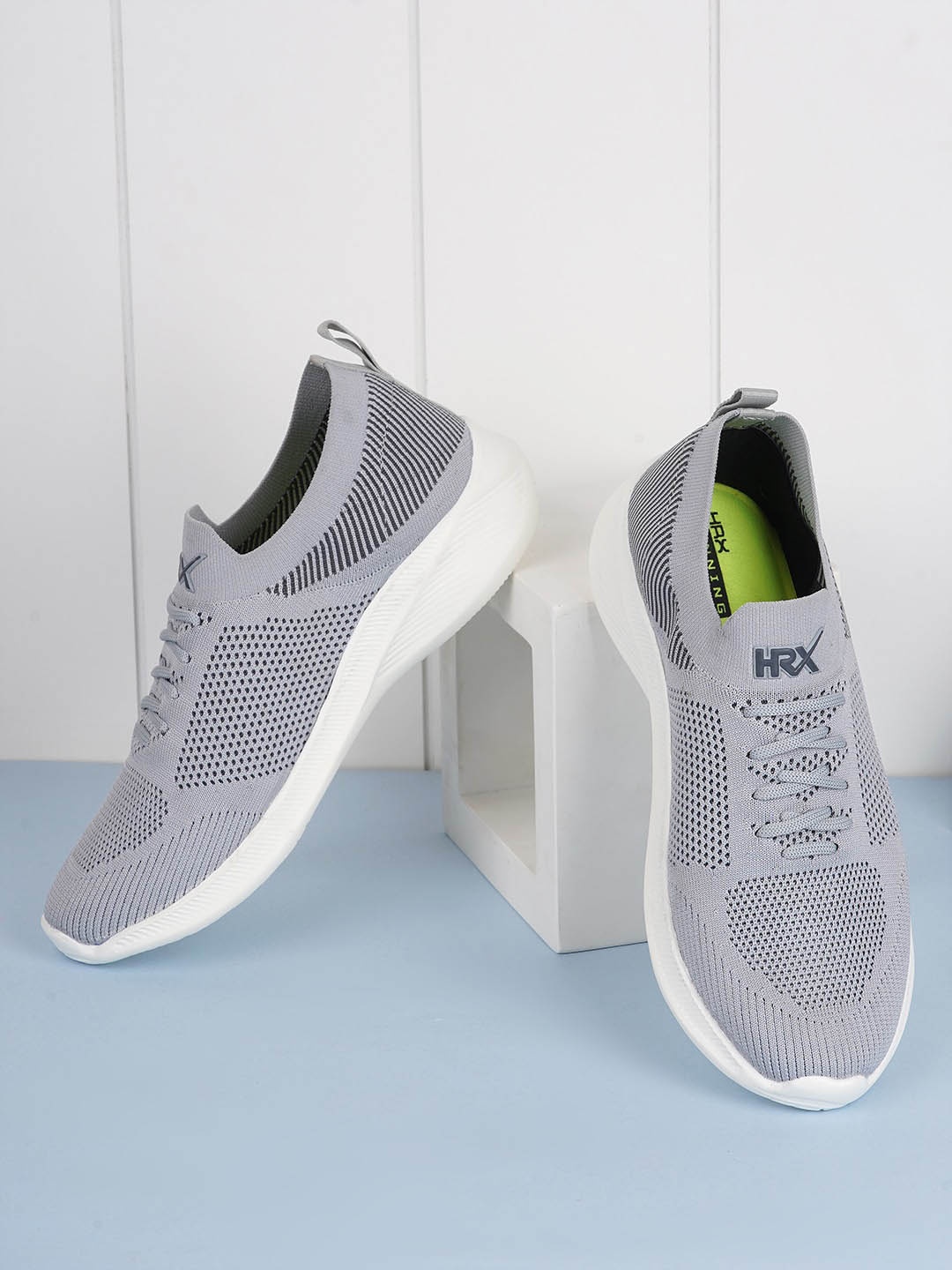 

HRX by Hrithik Roshan Men Grey & White Textured Contrast Sole Slip On Sneakers