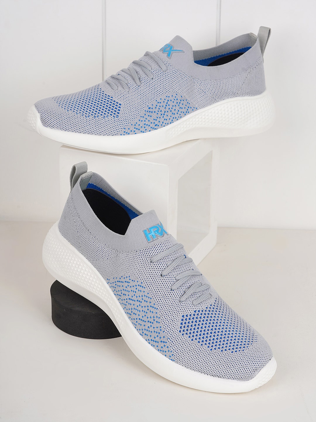 

HRX by Hrithik Roshan Men Grey Textured Contrast Sole Slip On Sneakers