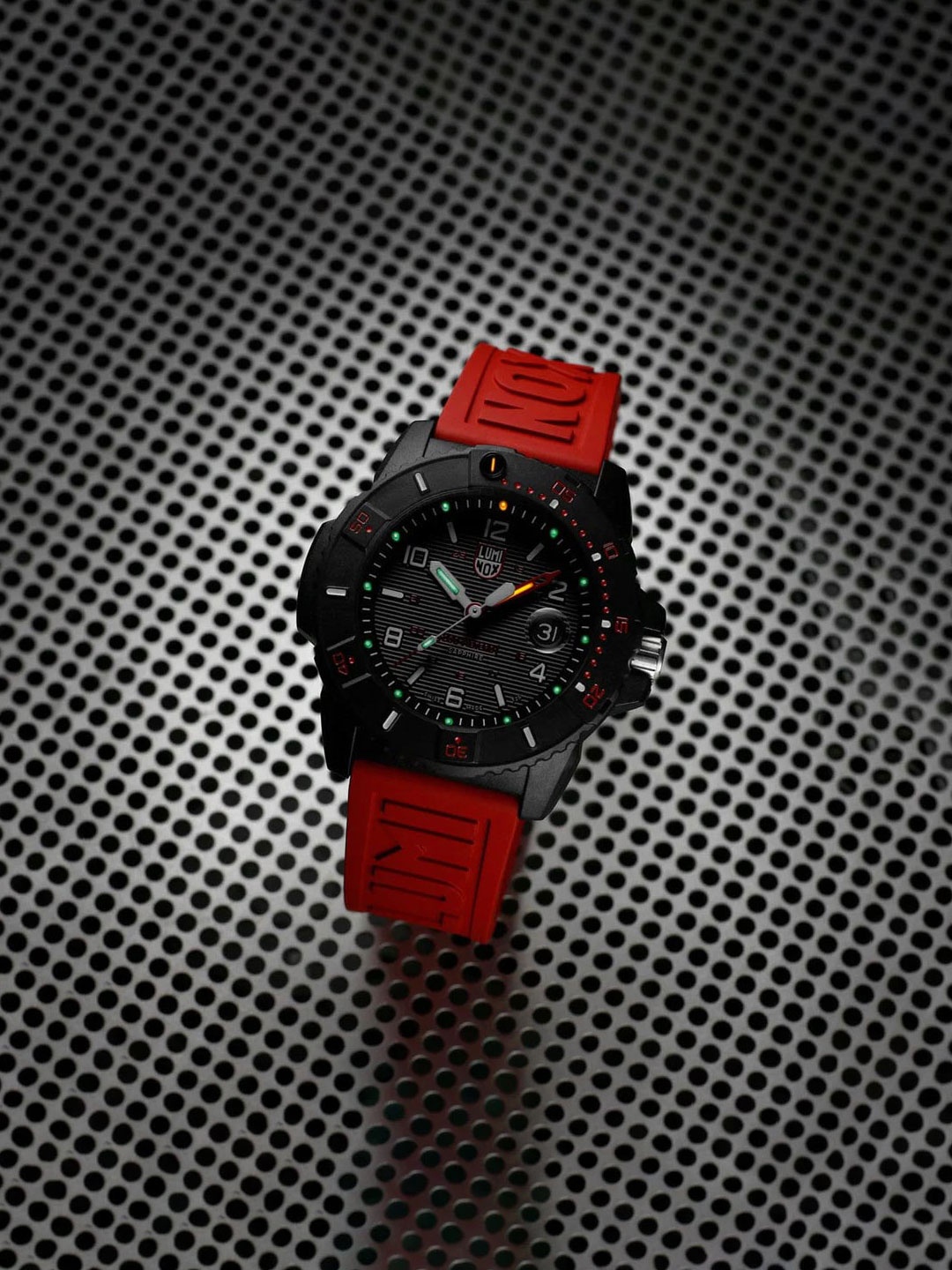 

Luminox Men Embellished Dial & Straps Analogue Watch XS 3615 RF, Black