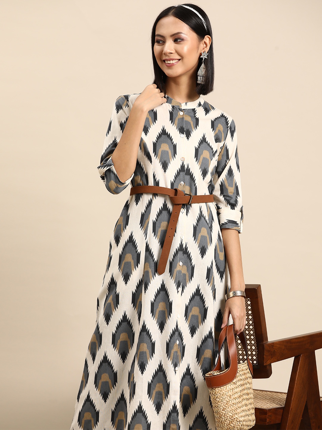 

Sangria Abstract Printed Mandarin Collar Roll-Up Sleeves Pure Cotton Kurta, Grey