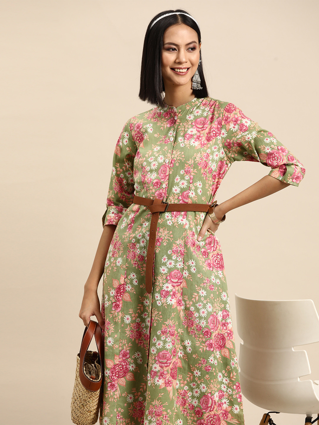 

Sangria Floral Printed Mandarin Collar Roll-Up Sleeves Pure Cotton Kurta, Green