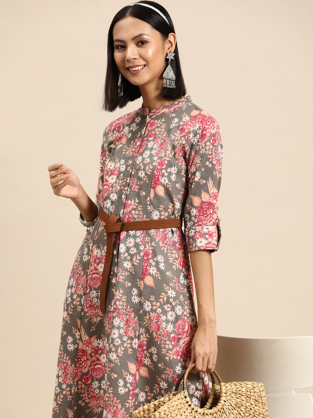 

Sangria Floral Printed Mandarin Collar Roll-Up Sleeves Pure Cotton Kurta, Grey
