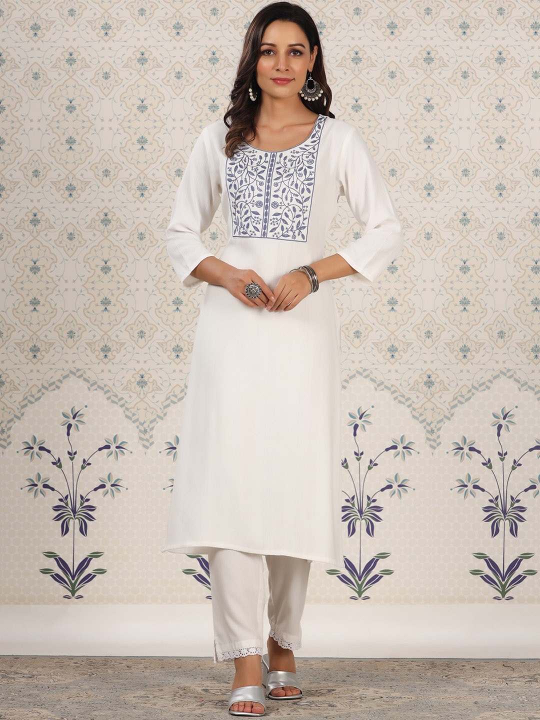 

Ode by House of Pataudi Floral Embroidered Thread Work Dobby Kurta, Blue