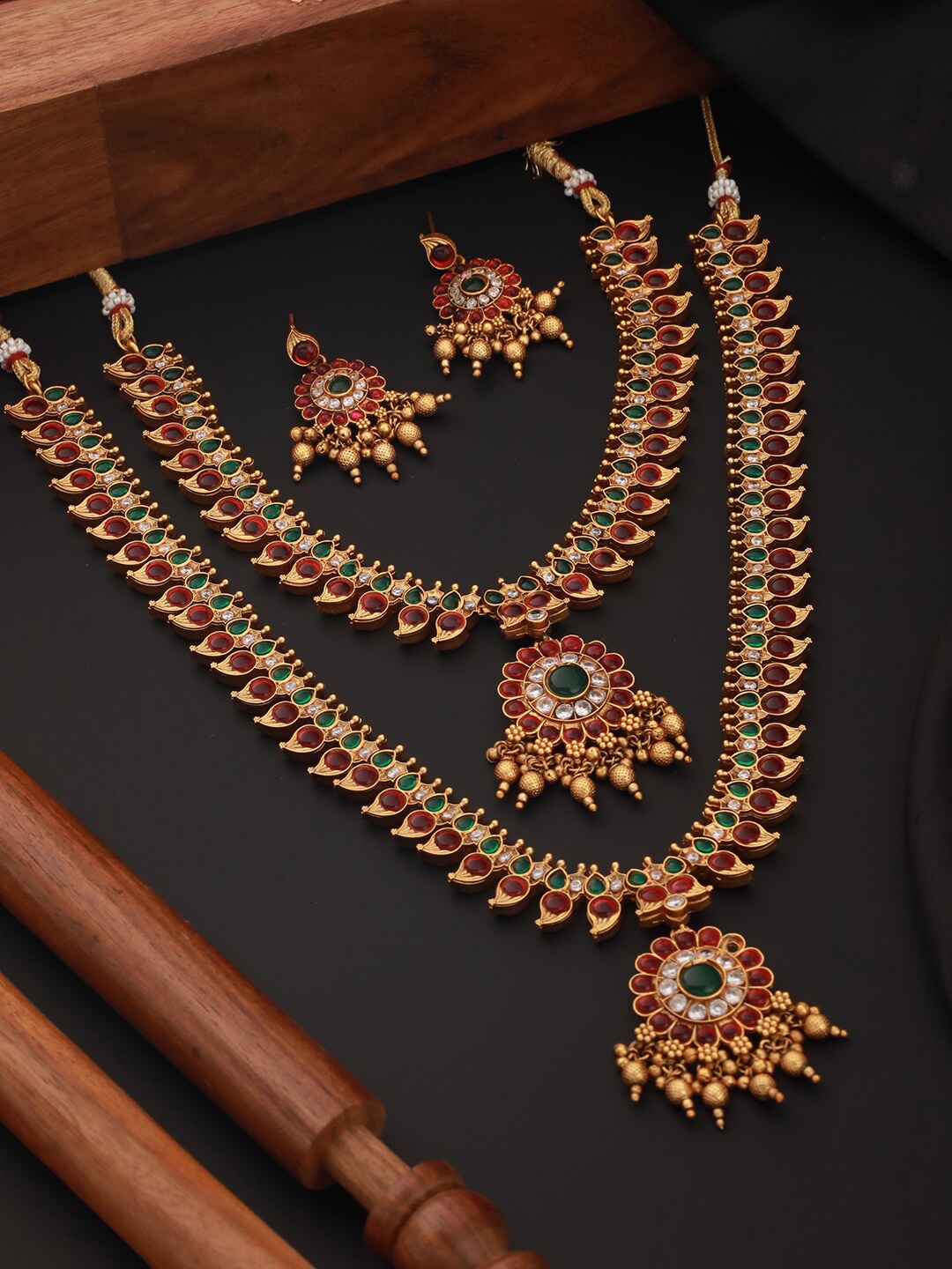 

Priyaasi Gold-Plated Stone Studded & Beaded Jewellery Set