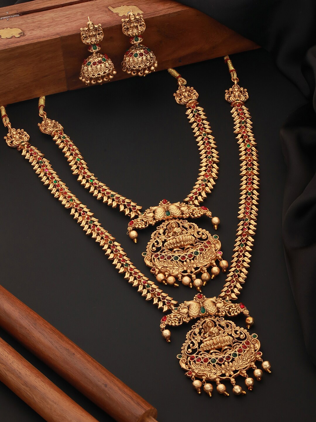 

Priyaasi Gold-Plated Stone Studded & Beaded Jewellery Set