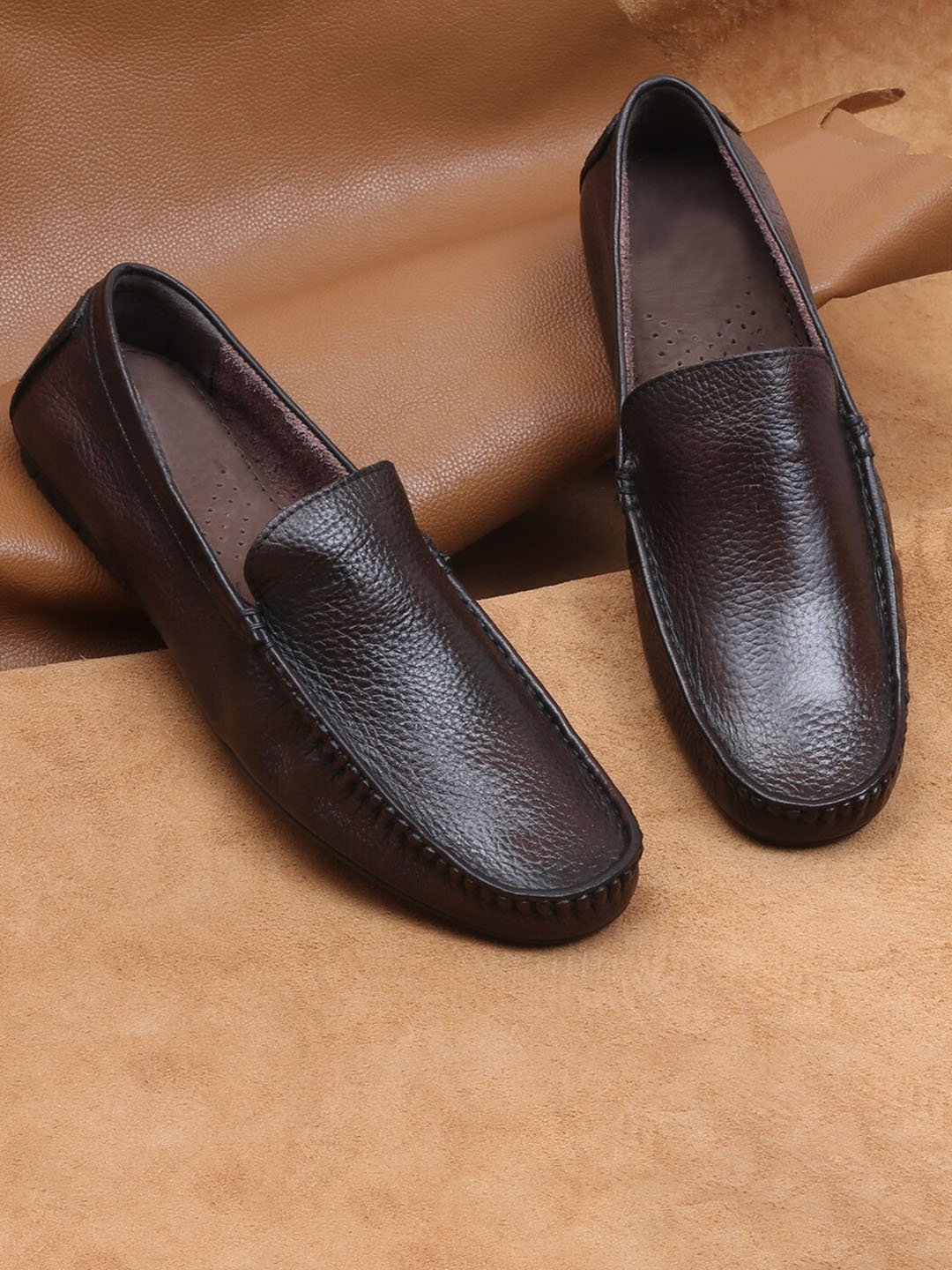 

Zoom Shoes Men Textured Lightweight Leather Loafers, Brown