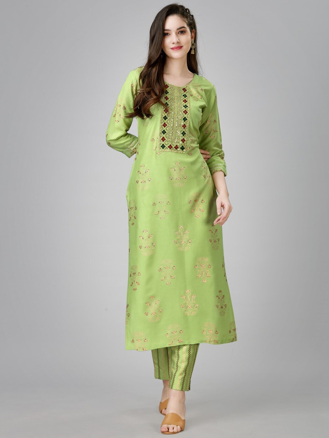 

FAVRIZ Floral Printed Regular Thread Work Kurta With Trousers, Green