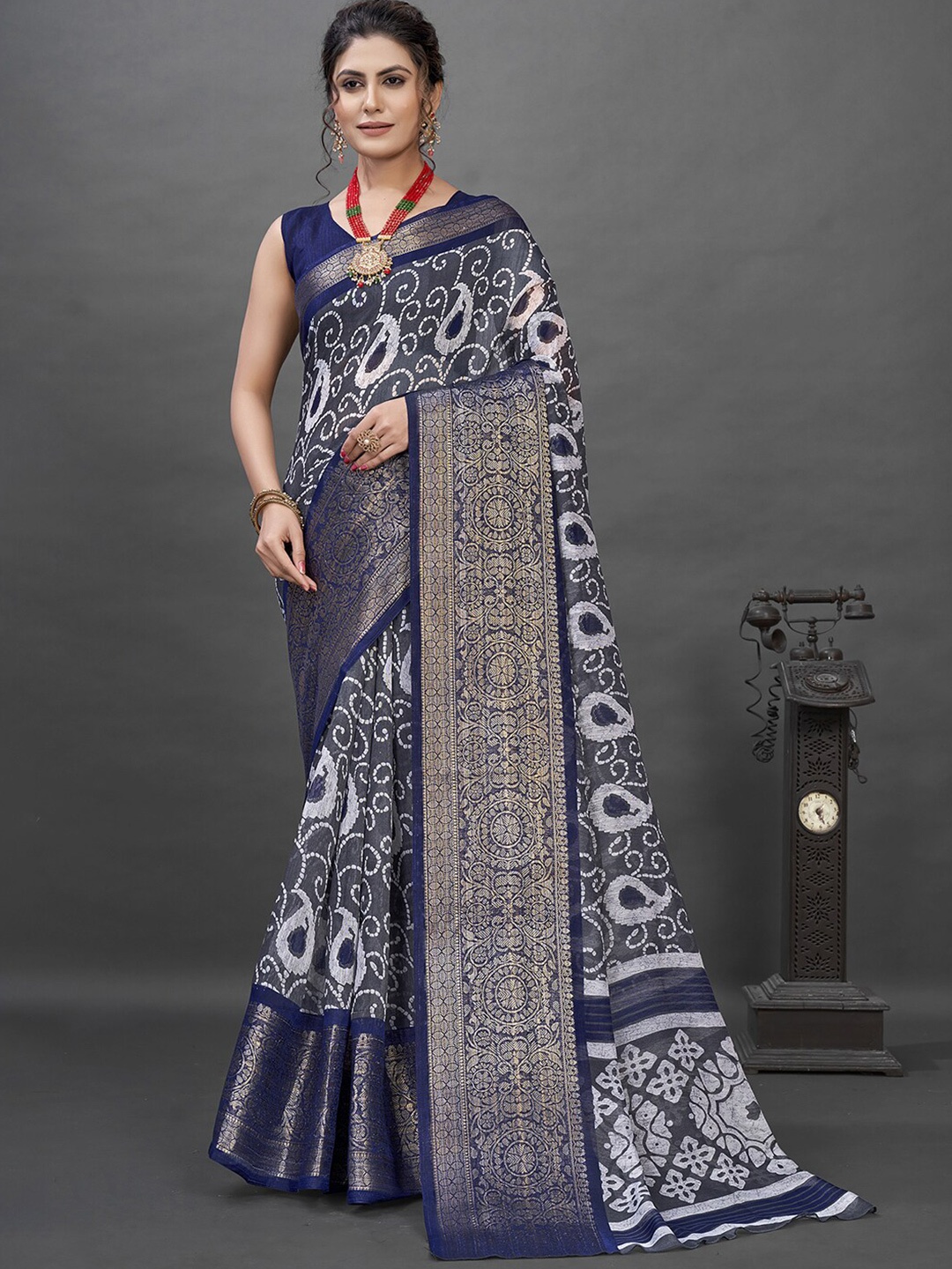 

Mitera Grey & White Ethnic Motifs Printed Sungudi Saree