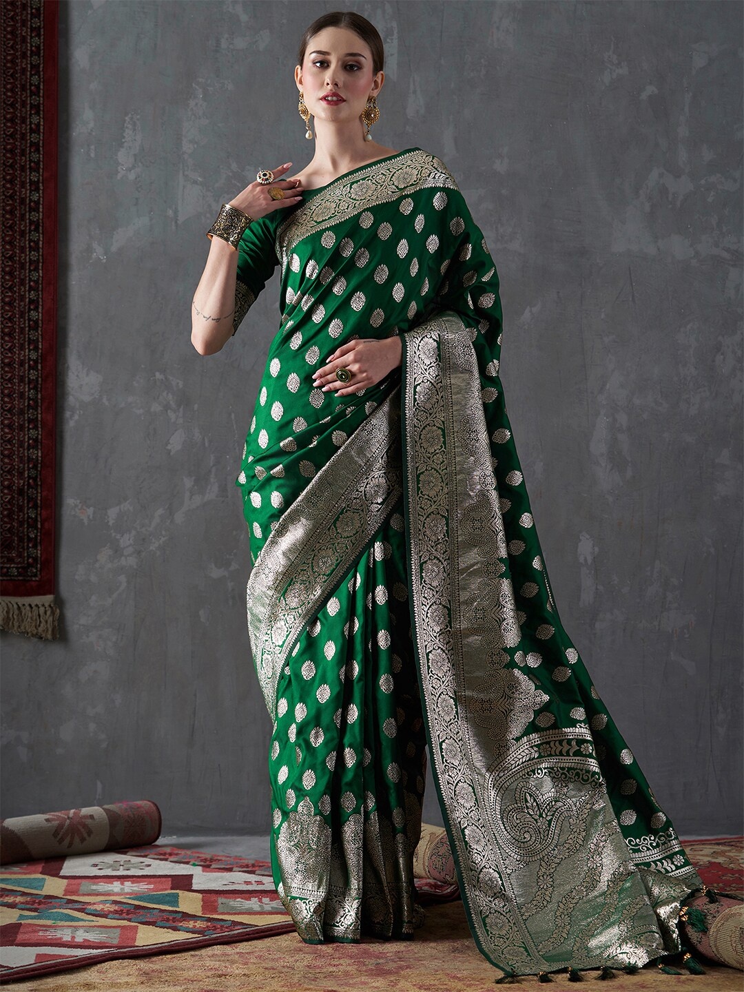 

Mitera Ethnic Motif Silk Blend Zari Saree With Blouse Piece, Green