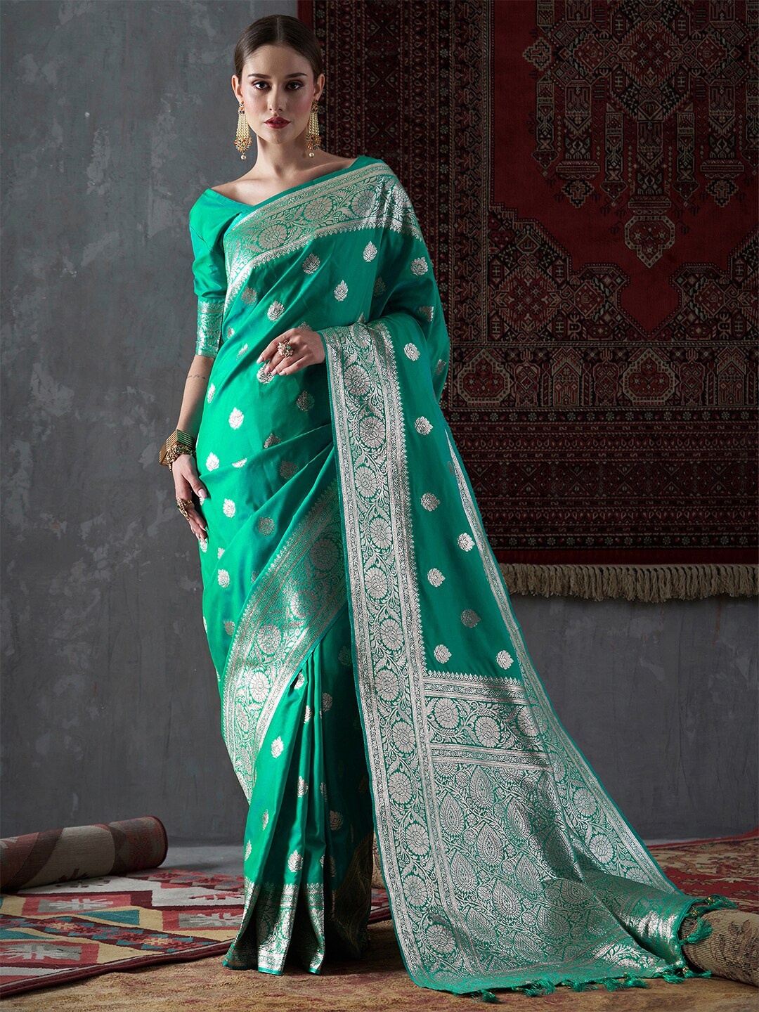 

Mitera Green & Silver-Toned Ethnic Motif Woven Design Zari Saree