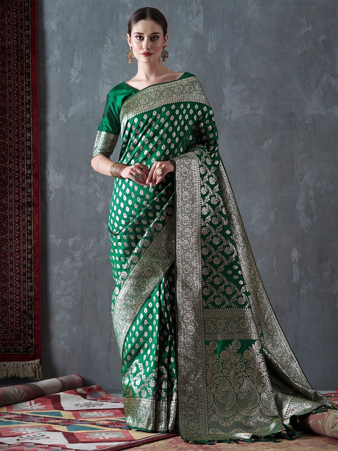 

Mitera Ethnic Motifs Woven Design Zari Silk Blend Kanjeevaram Saree, Green